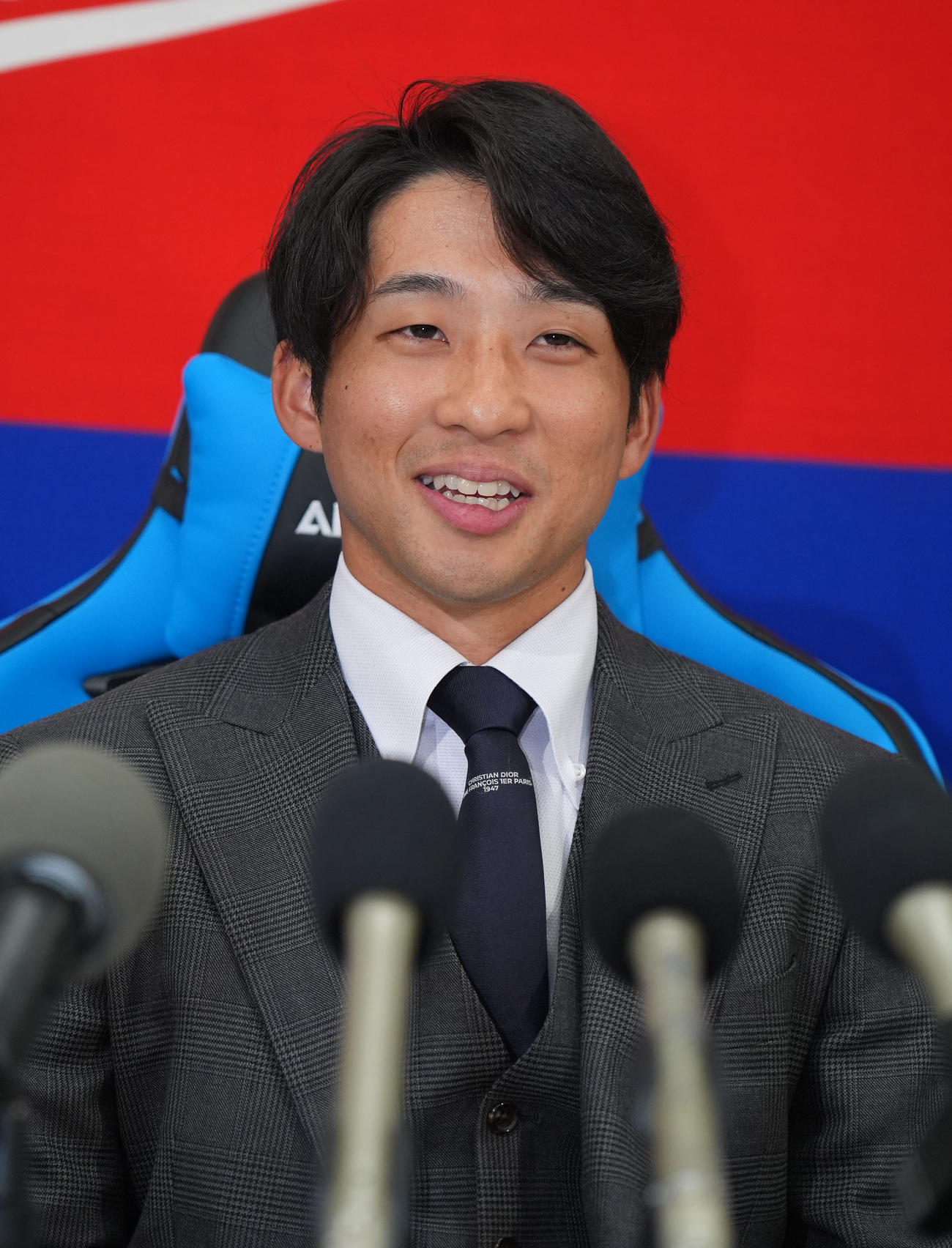 契約交渉を終え会見する田中（撮影・森本幸一）