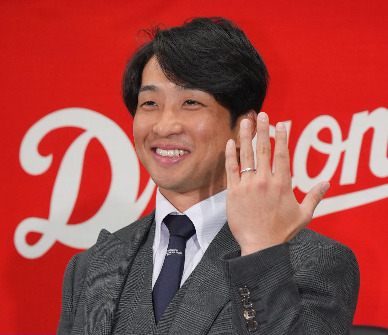 契約交渉の会見後、結婚を報告し明るい表情で指輪を披露する田中（撮影・森本幸一）