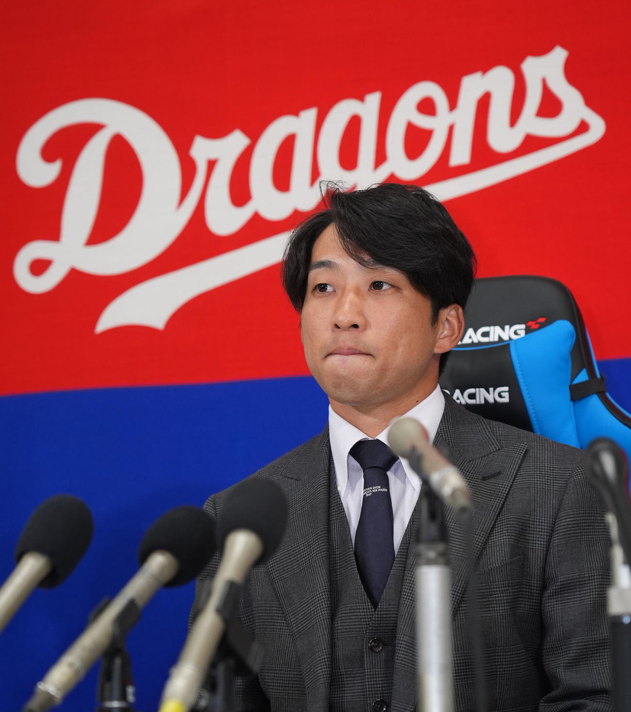 契約交渉を終え会見する田中（撮影・森本幸一）