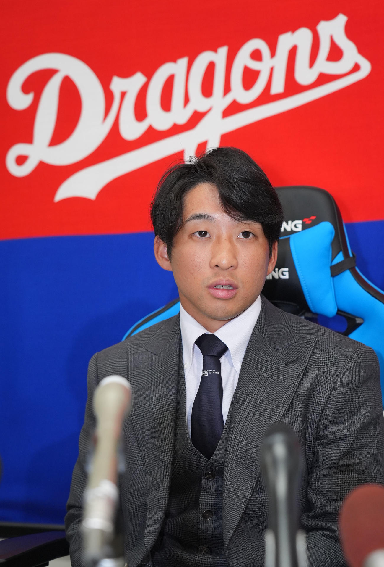契約交渉を終え会見する田中（撮影・森本幸一）
