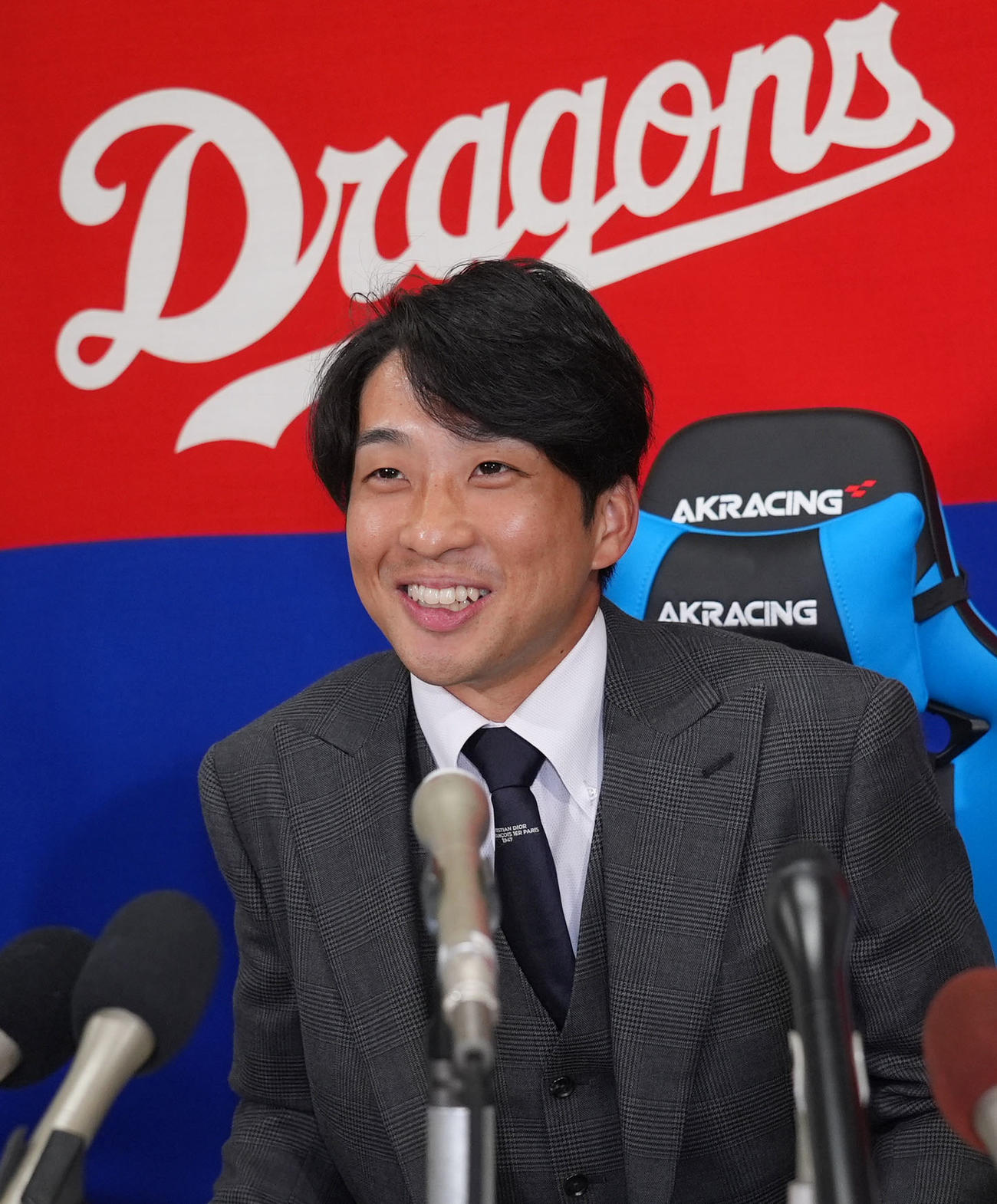結婚を発表し明るい表情で会見する田中（撮影・森本幸一）