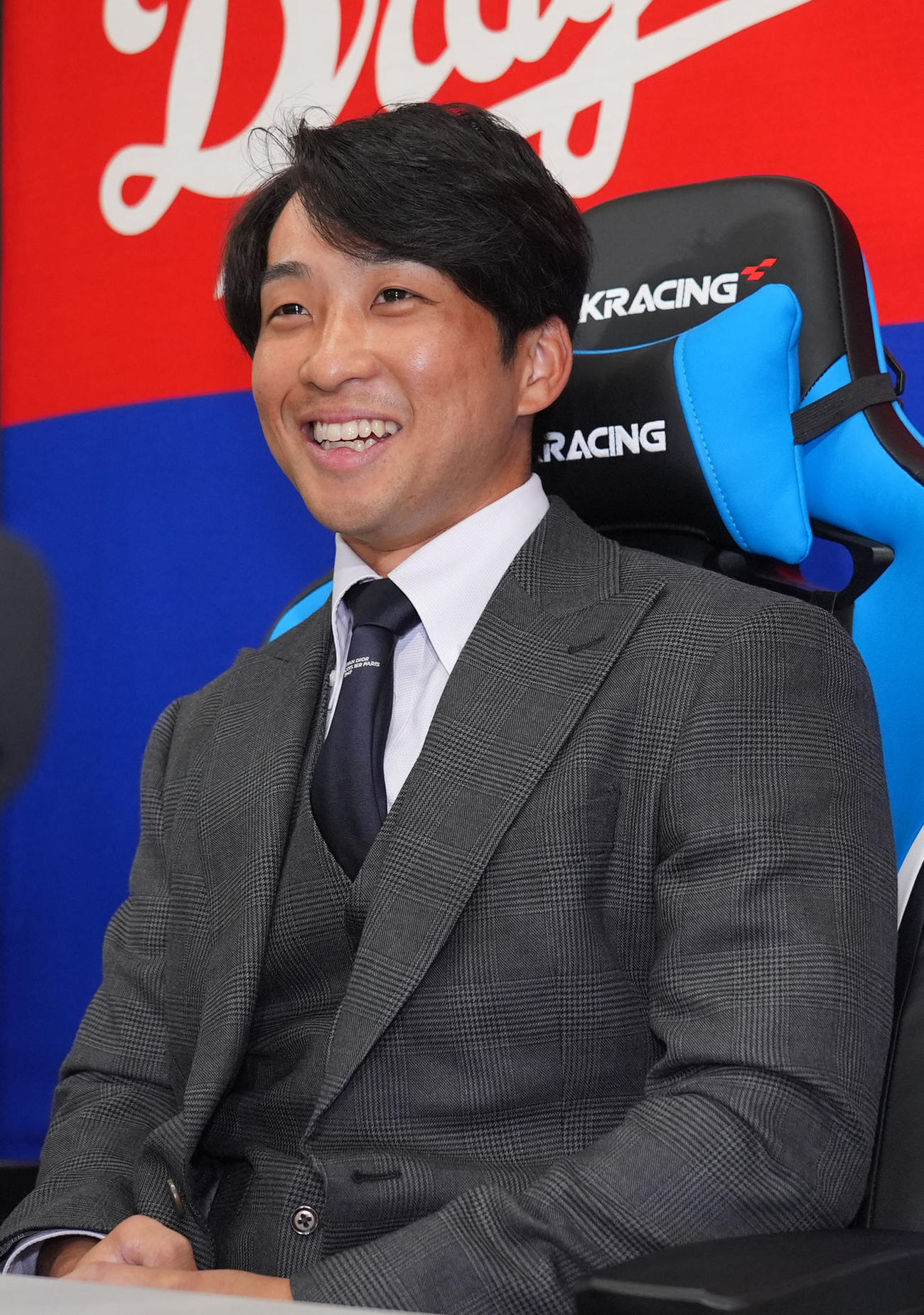 結婚を発表し明るい表情で会見する田中（撮影・森本幸一）