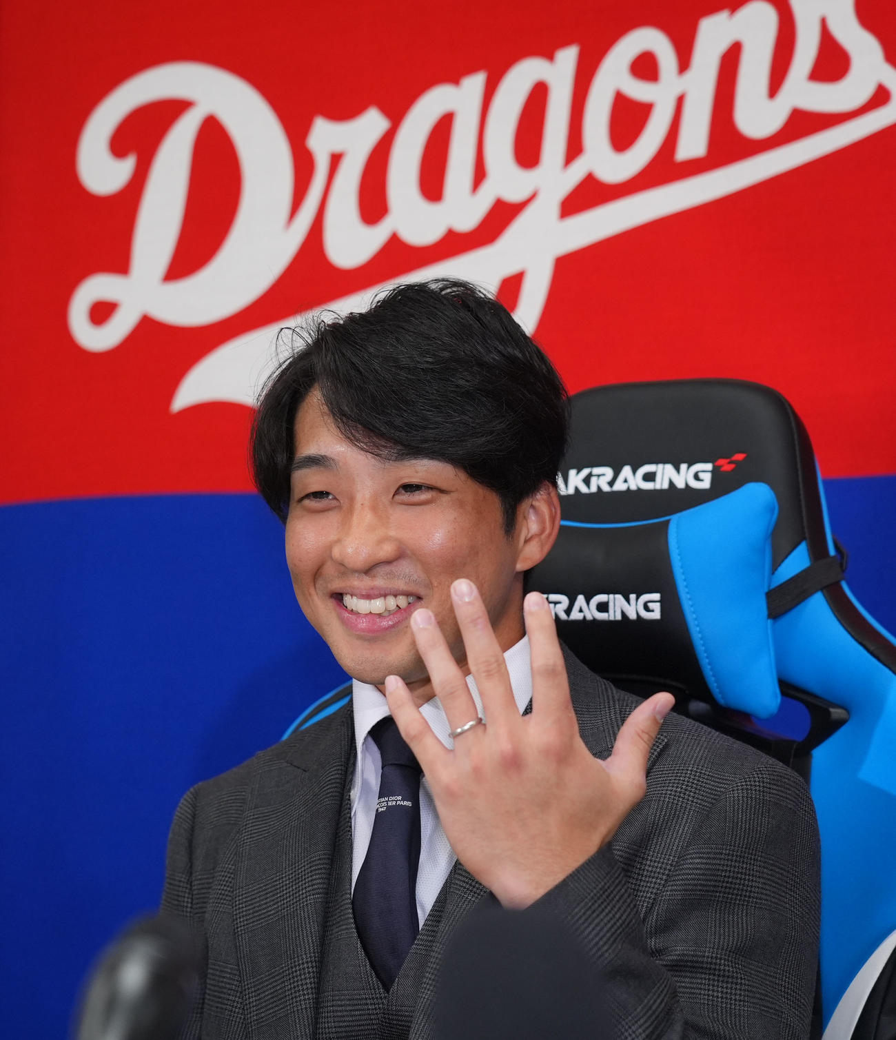 契約交渉の会見後、乾坤を報告し明るい表情で指輪を披露する田中（撮影・森本幸一）