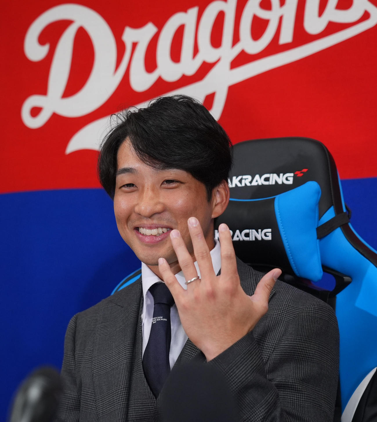 契約交渉の会見後、乾坤を報告し明るい表情で指輪を披露する田中（撮影・森本幸一）