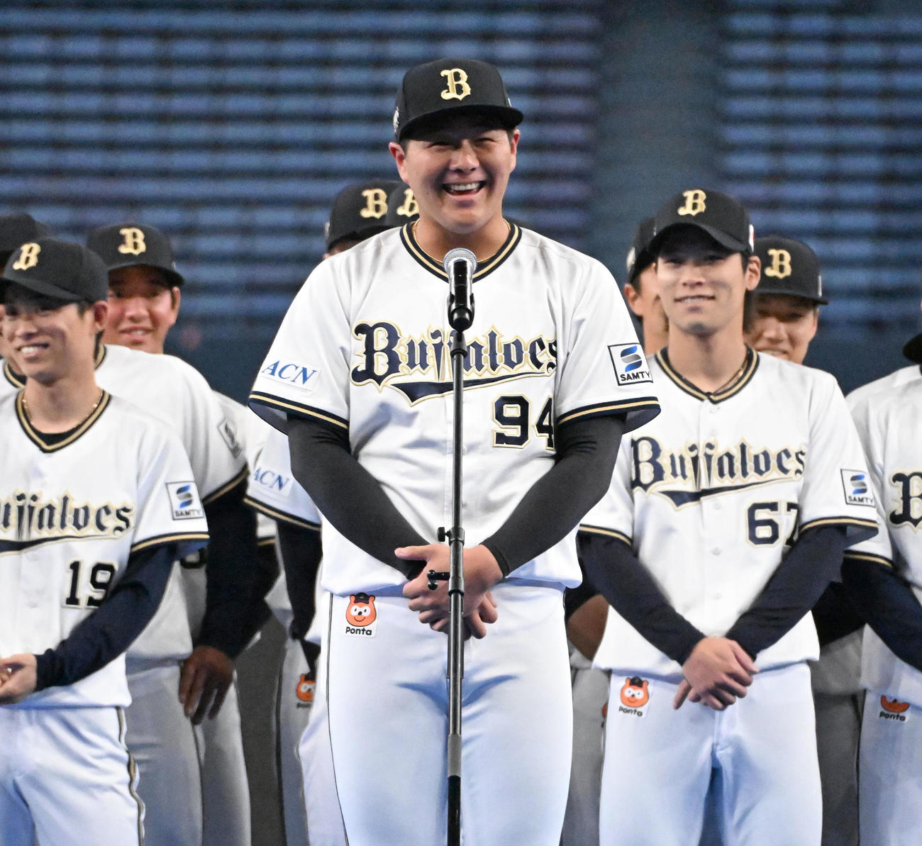 選手代表でファンらにあいさつをする川瀬（撮影・石井愛子）