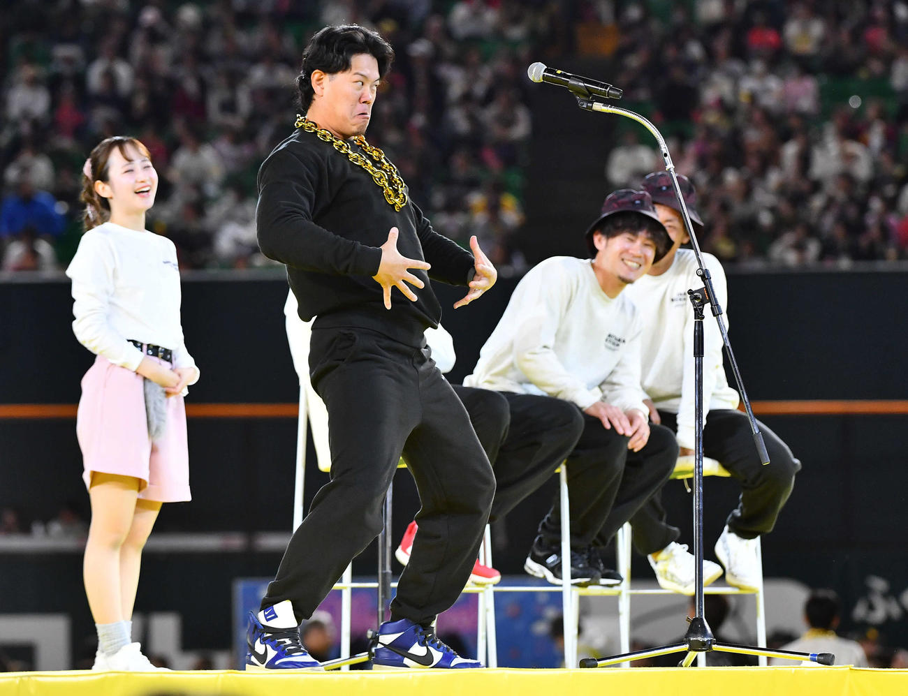 登場曲のイントロクイズで森唯斗氏のものまねをするソフトバンク上茶谷（撮影・岩下翔太）
