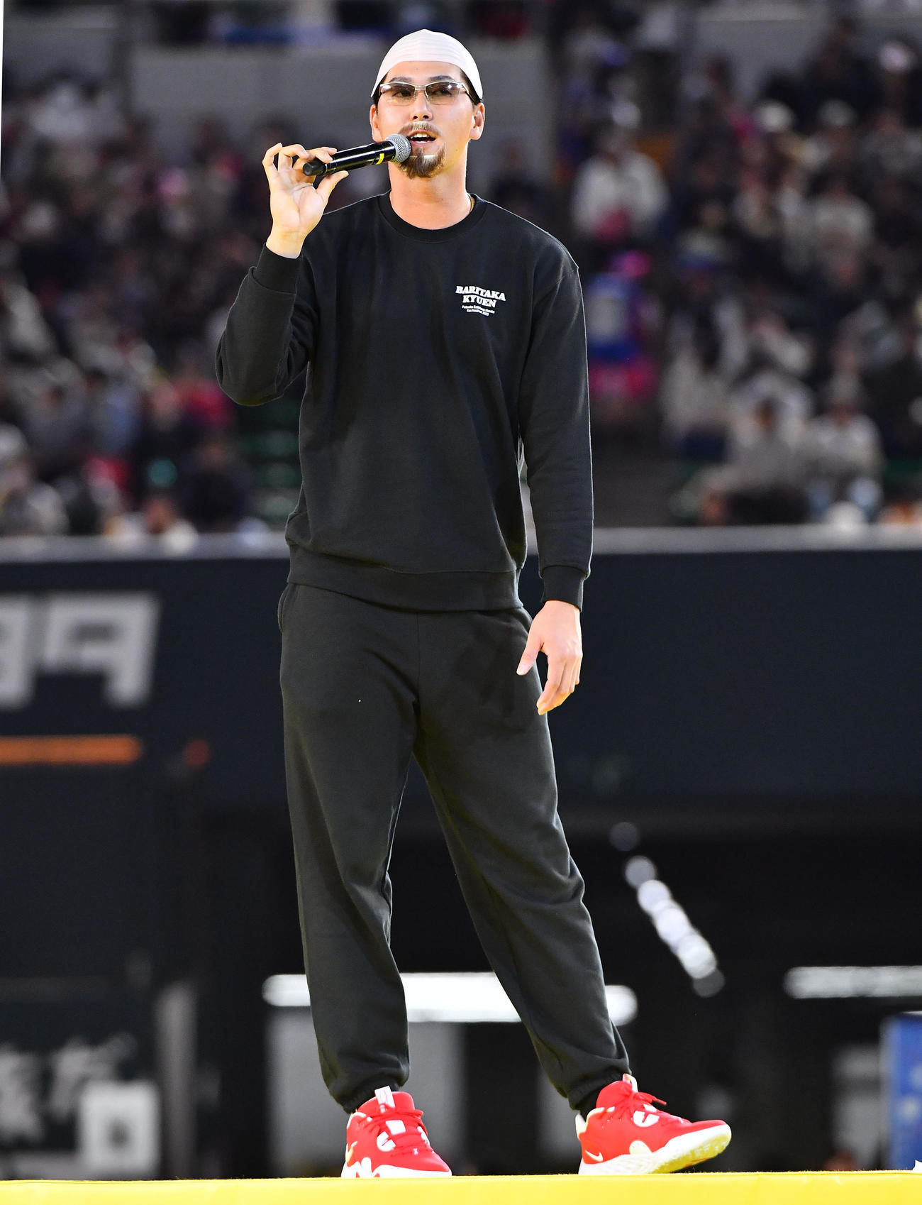 松山千春のものまねで熱唱するソフトバンク秋広（撮影・岩下翔太）