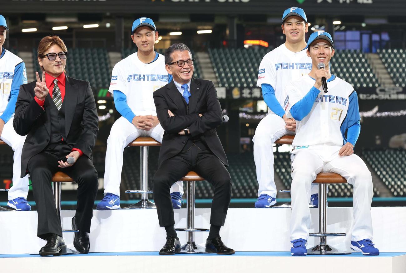 会見で大川（右端）に「オーラがある」と言われVサインする新庄監督（左端）（撮影・黒川智章）