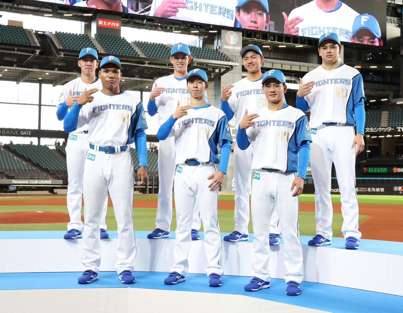 日本ハム新入団選手ウエルカムイベントで集合写真を撮る手前左からドラフト2位エドポロ、1位大川、3位大塚、後列左から育成2位横山、5位藤森、4位半田、育成1位常谷（撮影・黒川智章）
