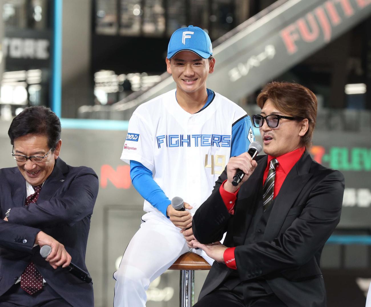 会見で笑顔のドラフト3位大塚（撮影・黒川智章）