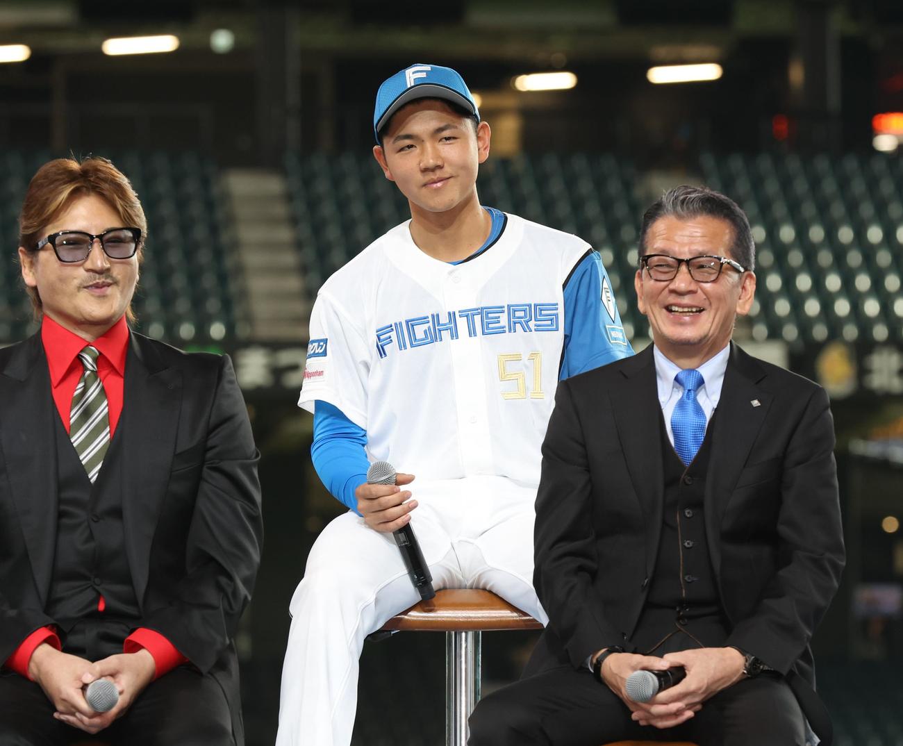 会見で笑顔のドラフト4位半田（撮影・黒川智章）