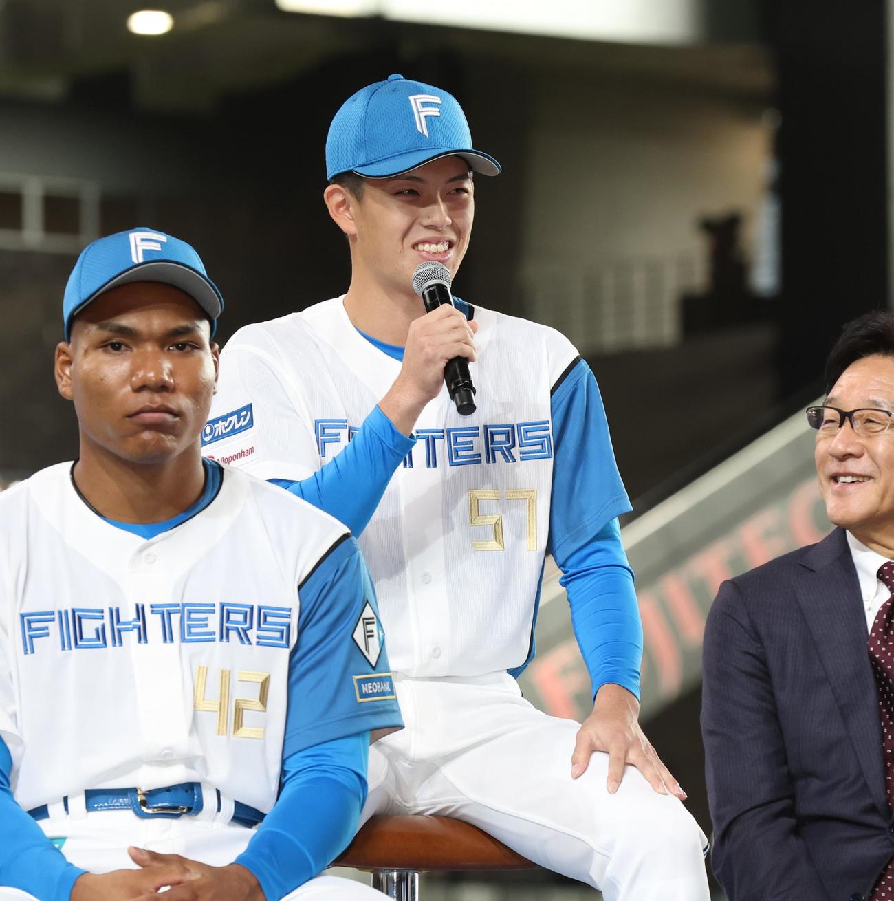 会見で笑顔のドラフト5位藤本（撮影・黒川智章）