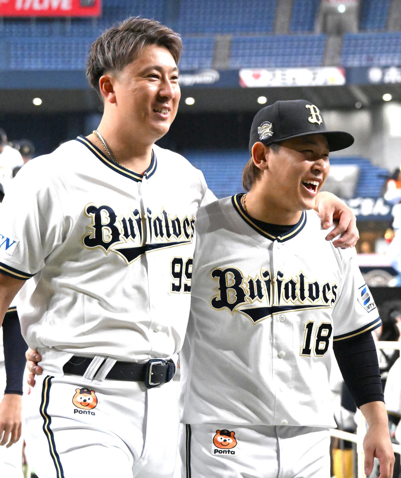 選手入場を終え、肩を組んで一旦引き揚げる杉本（左）、宮城（撮影・石井愛子）