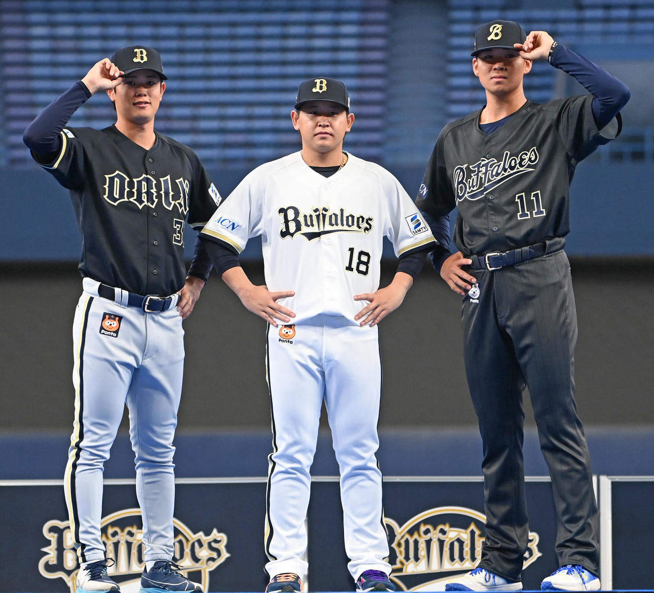 新ユニホームを披露する（左から）太田、宮城、山下（撮影・石井愛子）
