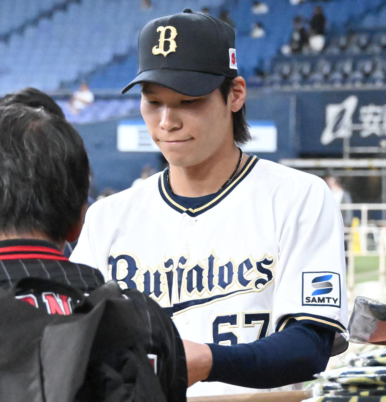 来場者に記念品を渡す中川（撮影・石井愛子）