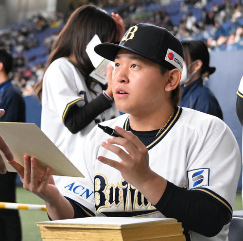 来場者にサインを手渡す宮城（撮影・石井愛子）
