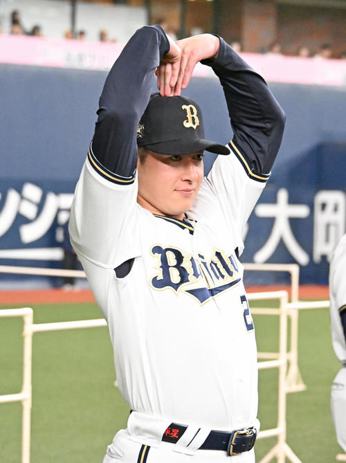 撮影会でポーズをとる吉田（撮影・石井愛子）