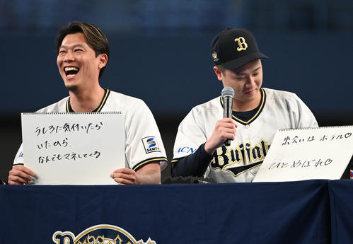 わんぱく後輩さんいらっしゃい！に参加する岩崎（左）、才木（撮影・石井愛子）