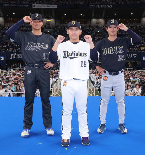 新ユニホームを披露する（左から）山下、宮城、太田