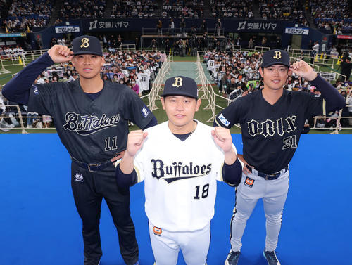 新ユニホームを披露する（左から）山下、宮城、太田