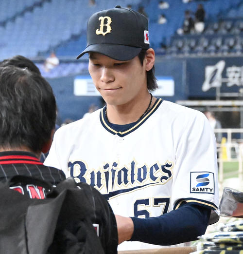 来場者に記念品を渡す中川（撮影・石井愛子）