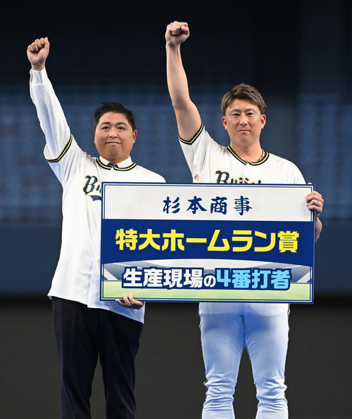 杉本商事特大ホームラン賞を受賞する杉本（撮影・石井愛子）