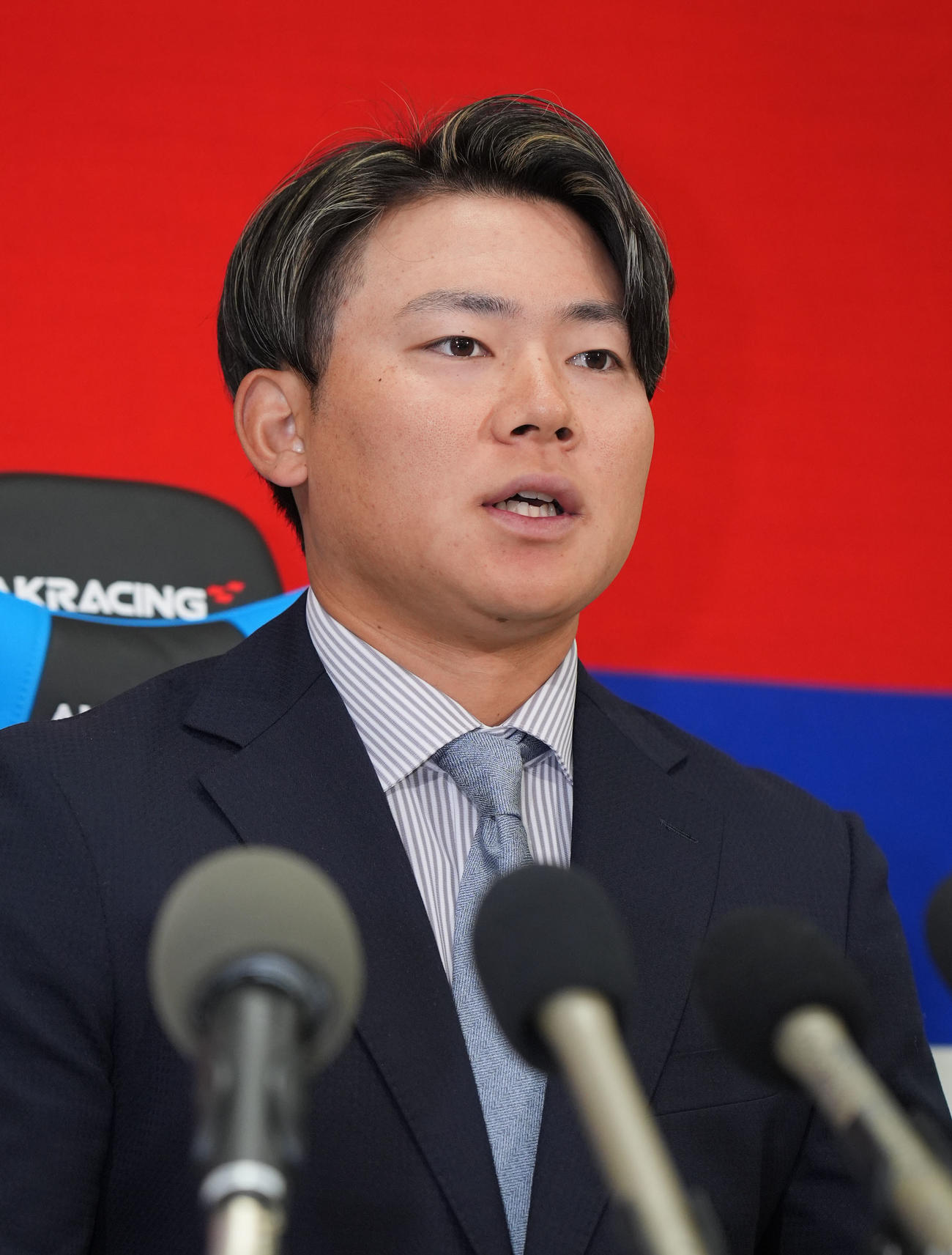 契約交渉を終え会見する村松（撮影・森本幸一）