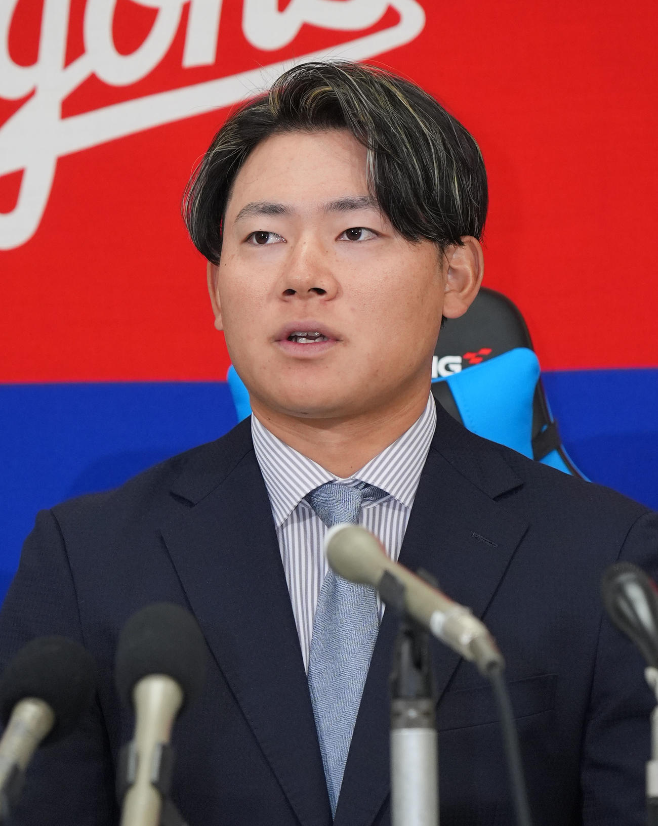 契約交渉を終え会見する村松（撮影・森本幸一）