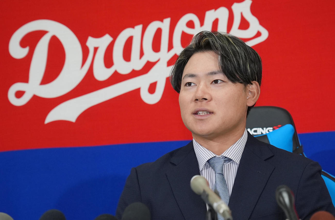 契約交渉を終え会見する村松（撮影・森本幸一）