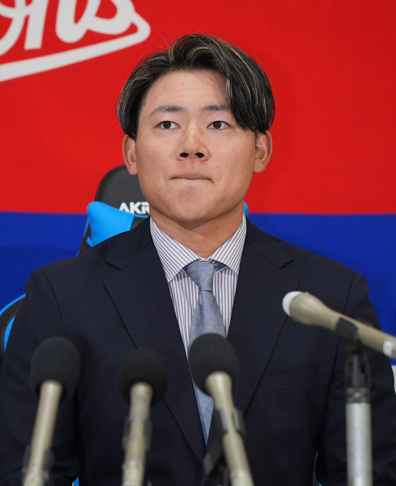 契約交渉を終え会見する村松（撮影・森本幸一）