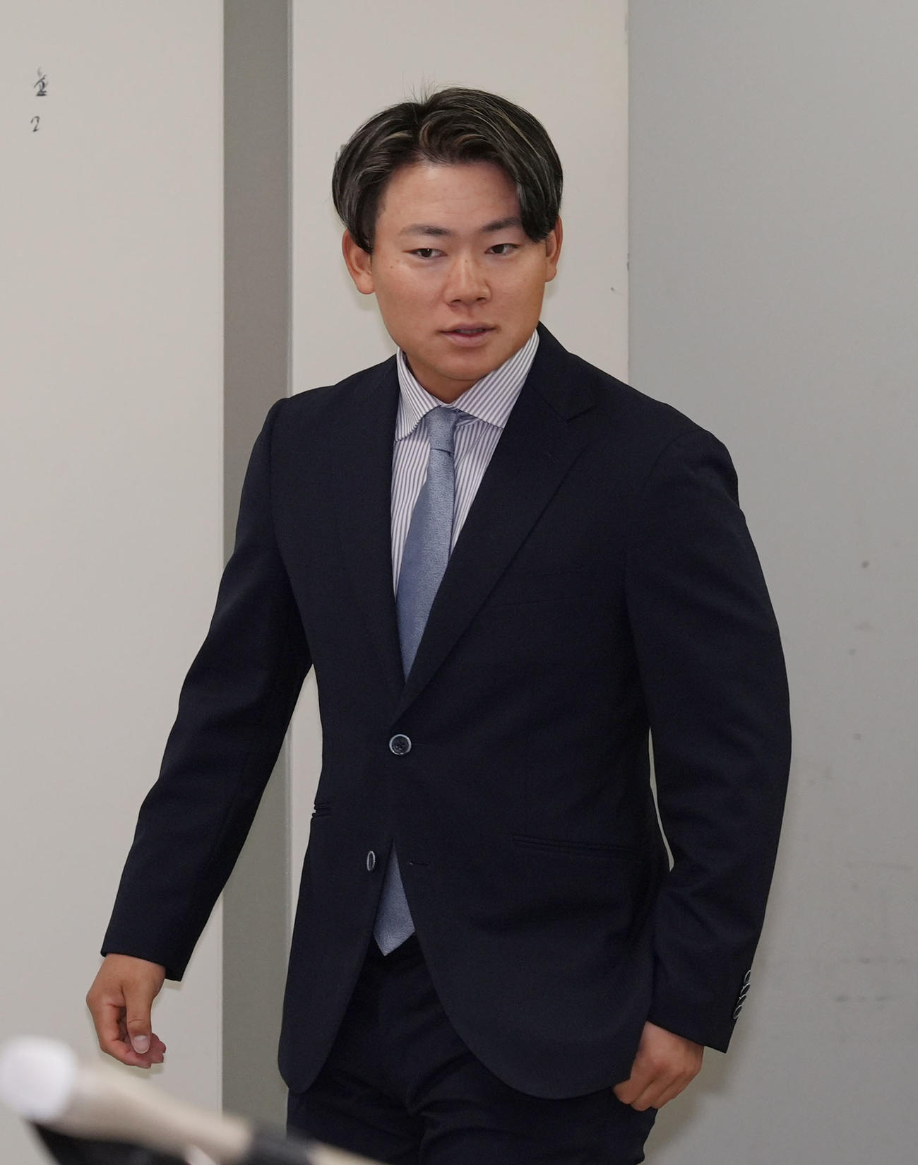 契約交渉を終え会見場に姿を見せる村松（撮影・森本幸一）