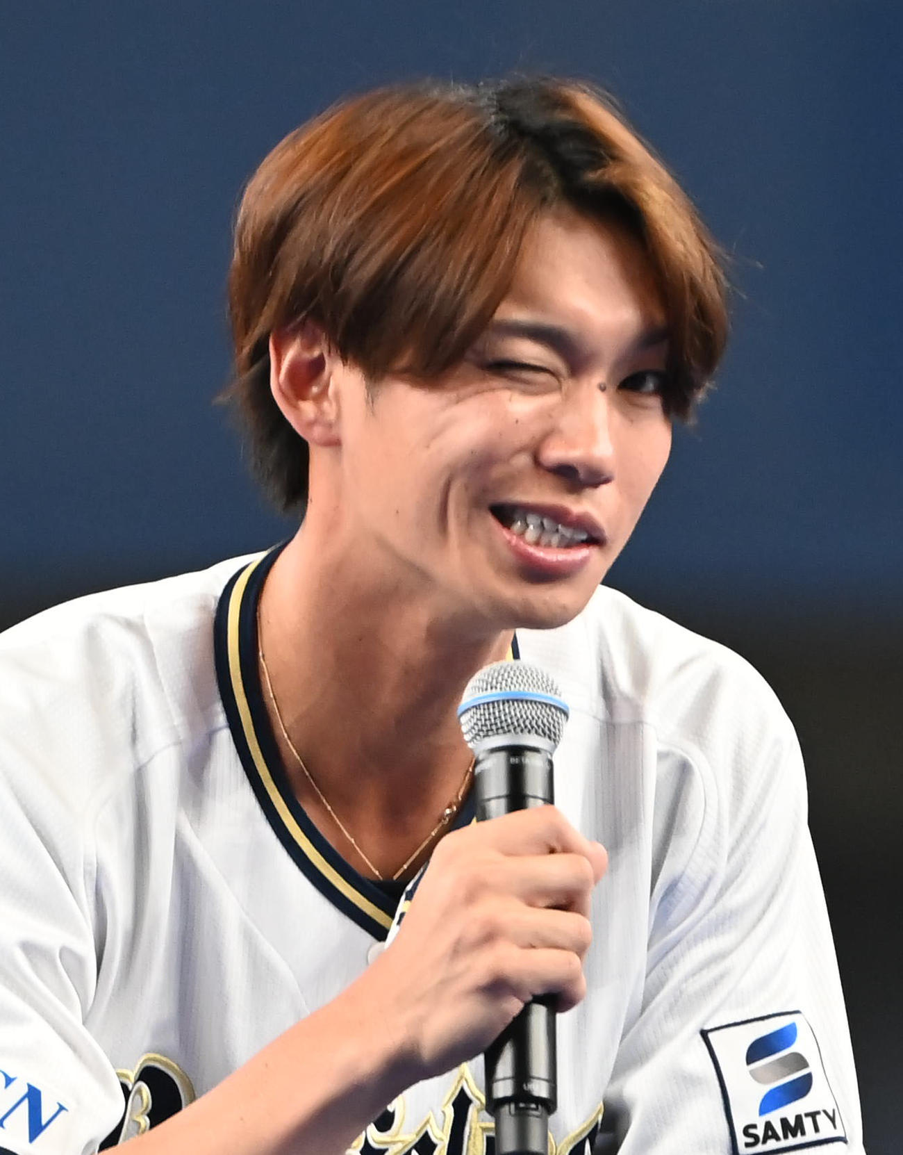 カメラの向かってウインクをする石川（撮影・石井愛子）