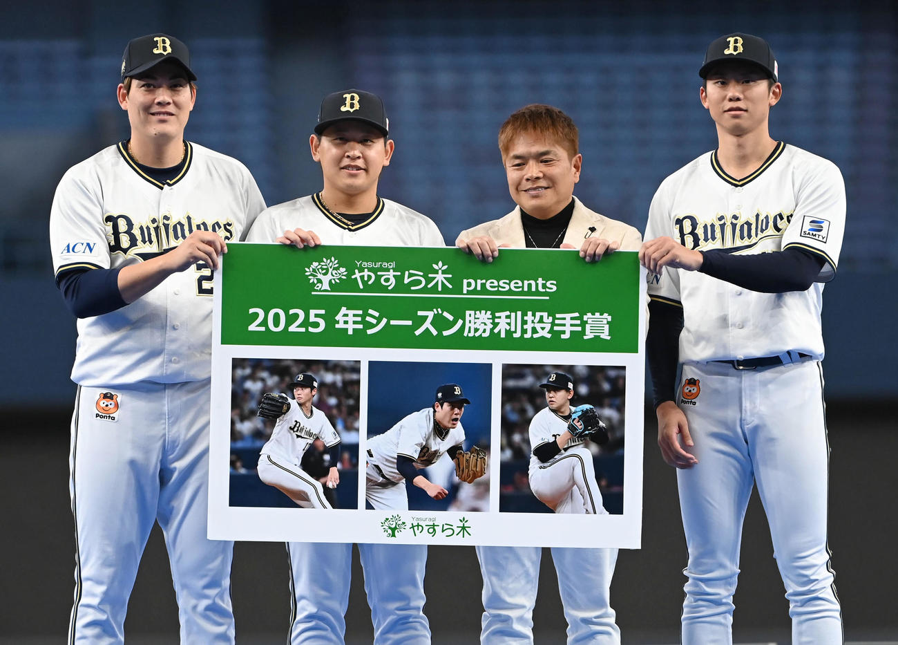 株式会社やすら木最多勝利投手賞を受賞する九里（左）、宮城（左から2人目）、曽谷（右）（撮影・石井愛子）