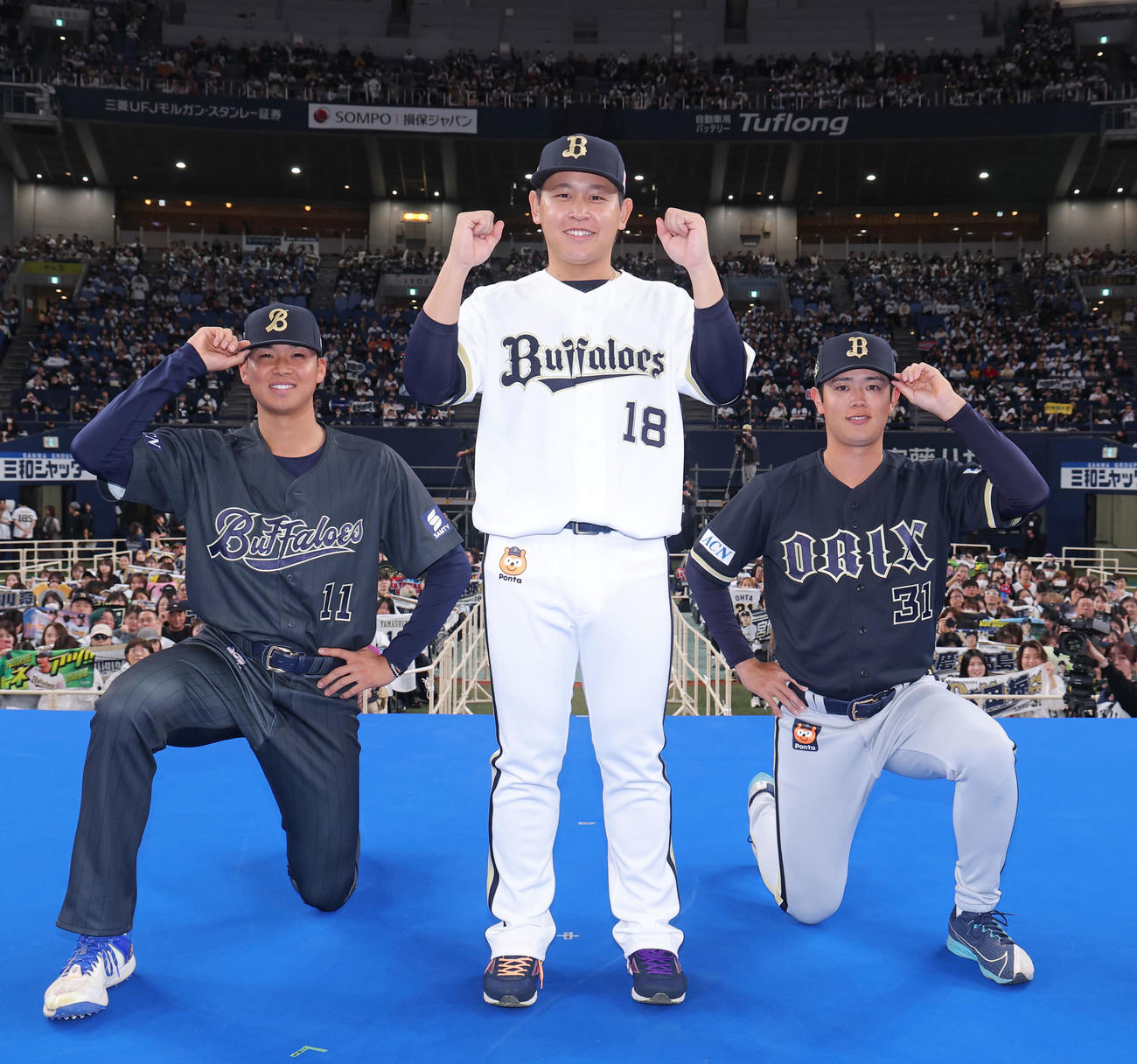 新ユニホームを披露する、左から山下、宮城、太田