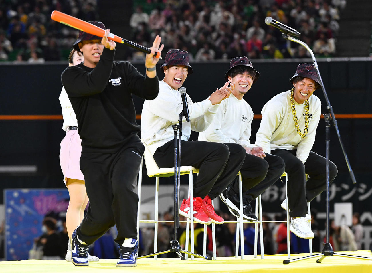 登場曲のイントロクイズで今宮（右端）のものまねをするソフトバンク上茶谷（左端）。右から2人目は牧原大、同3人目は柳田（撮影・岩下翔太）