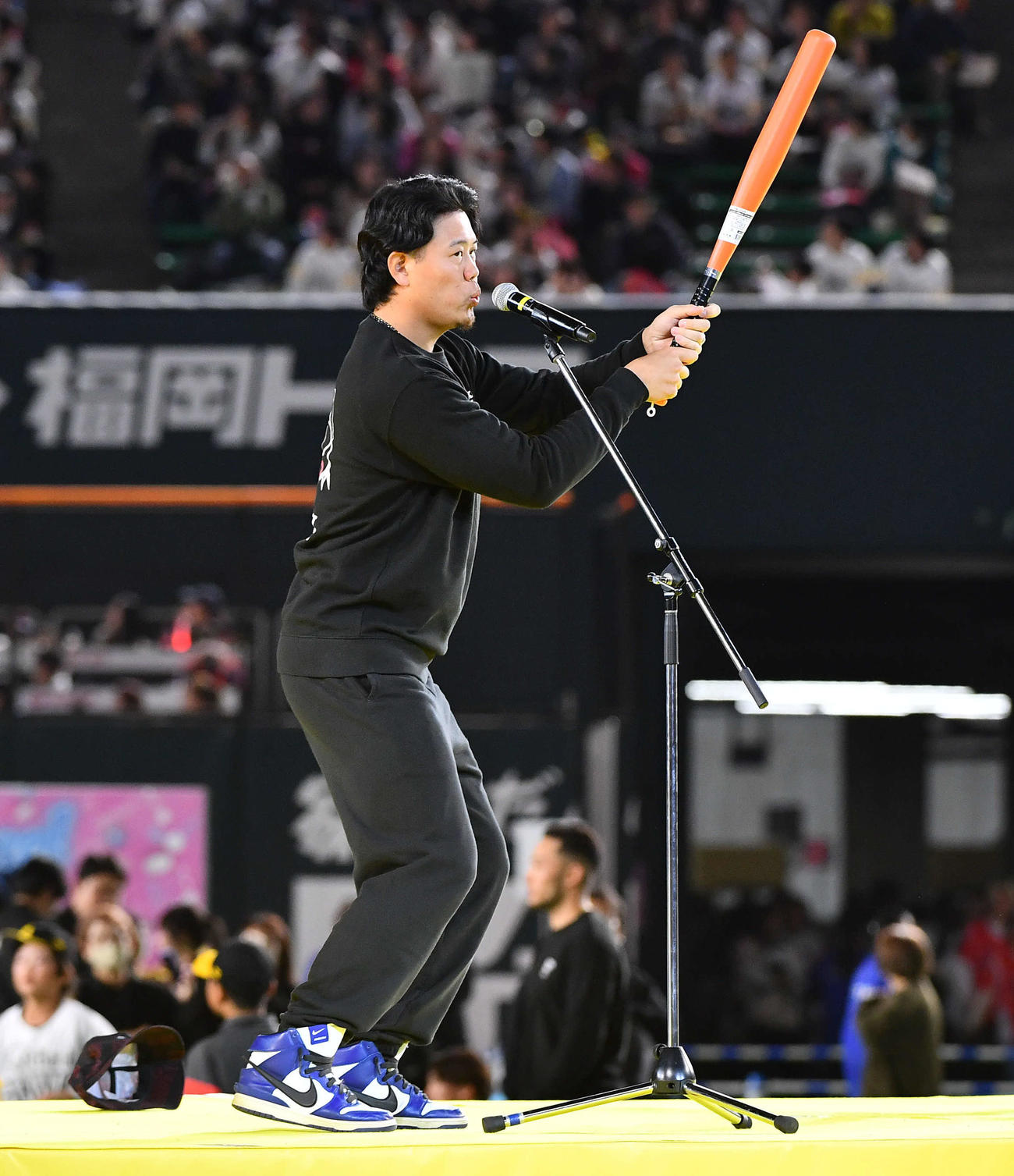 登場曲のイントロクイズで中村のものまねをするソフトバンク上茶谷（撮影・岩下翔太）