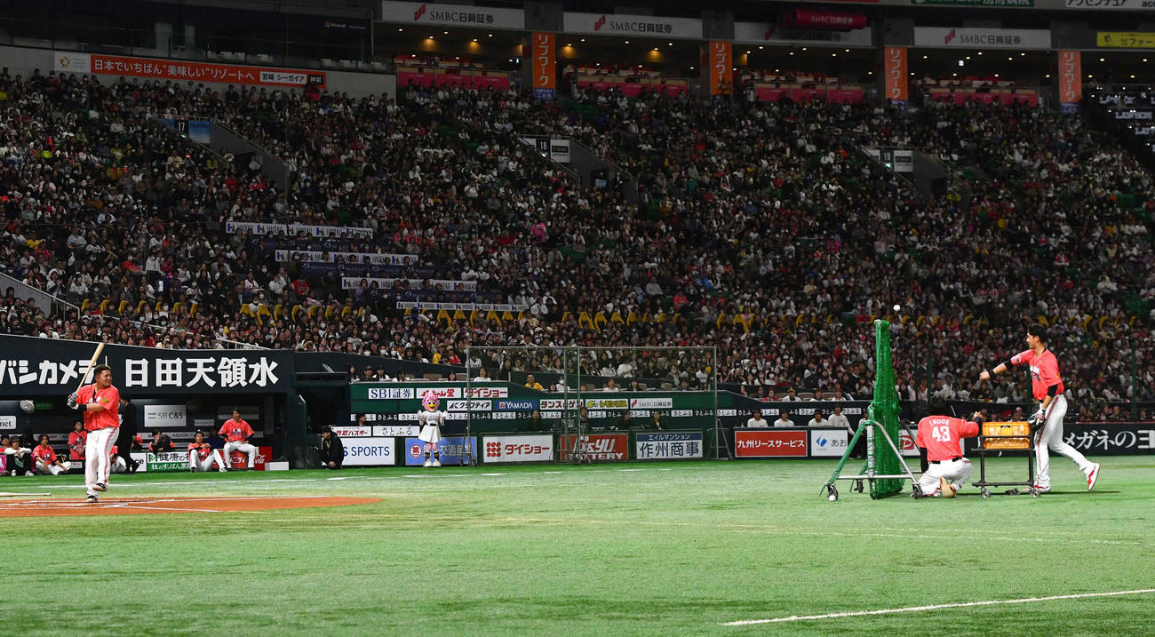 ホームランダービーで山川（左）を相手に投球するソフトバンク秋広（撮影・岩下翔太）