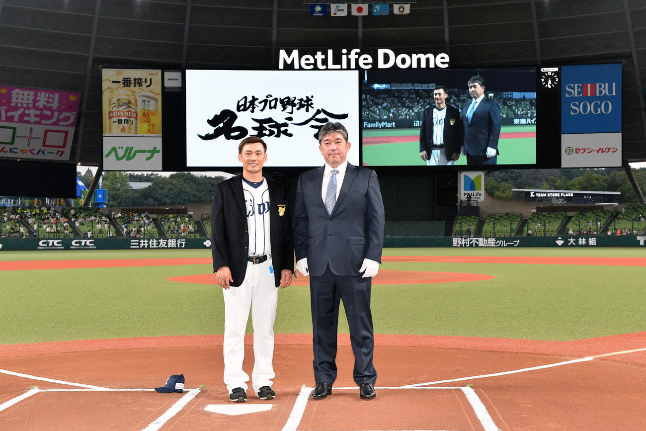 野茂英雄氏（右）から名球会ブレザーを着させてもらい記念撮影する西武栗山（21年9月15日撮影）