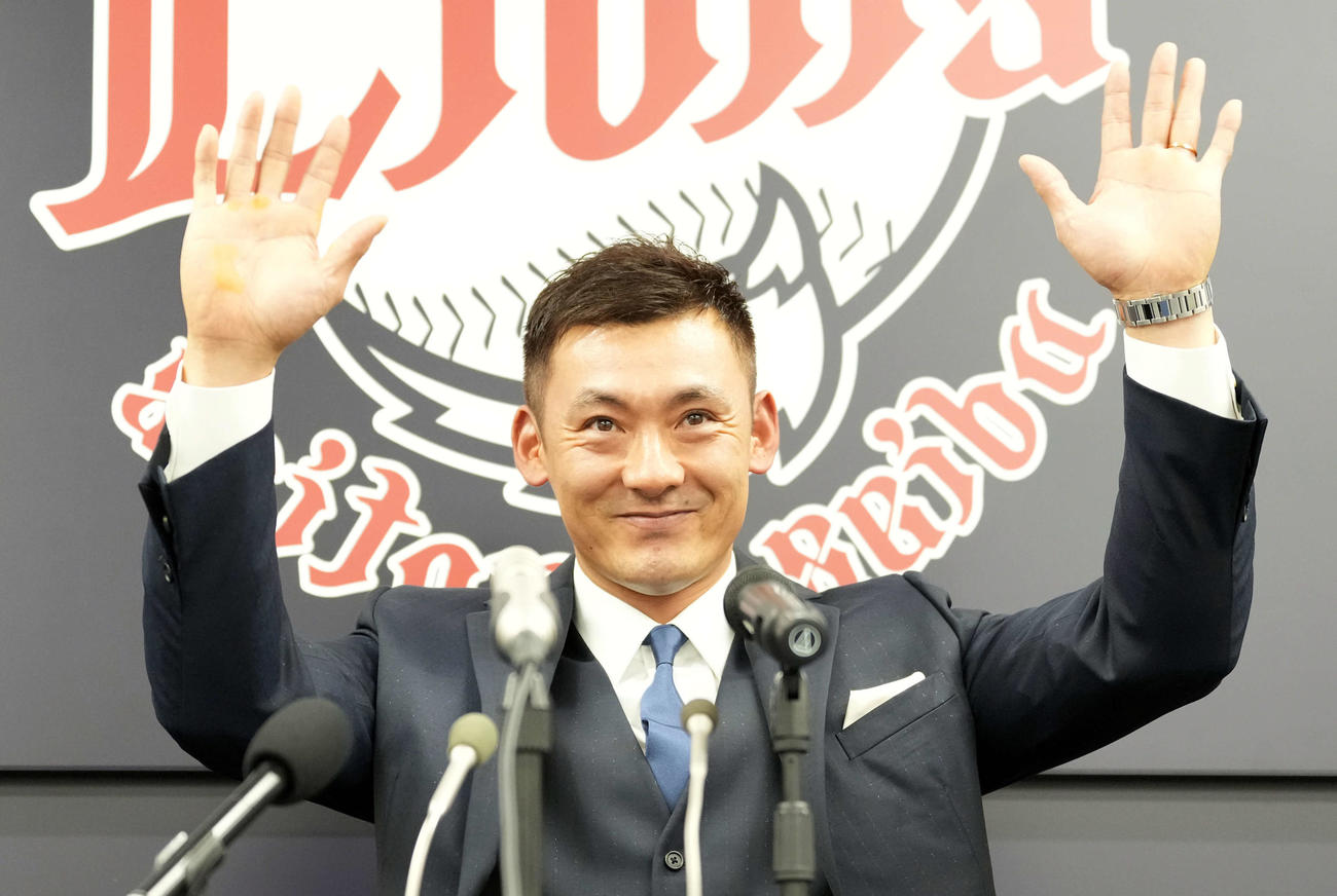 生配信のファンに向かって手を振る西武栗山（撮影・たえ見朱実）