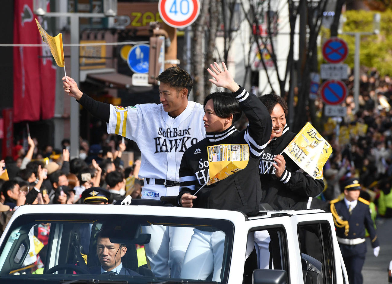 ソフトバンクの優勝祝賀パレードでファンに手を振る、左から柳田、大津、今宮（撮影・岩下翔太）