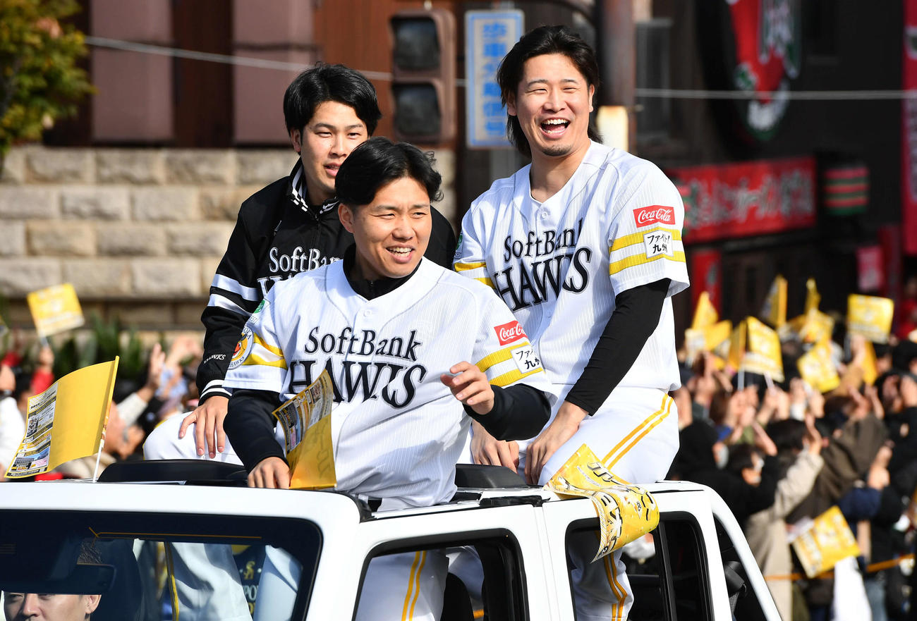 ソフトバンクの優勝祝賀パレードで笑顔を見せる、左から藤井、海野、杉山（撮影・岩下翔太）