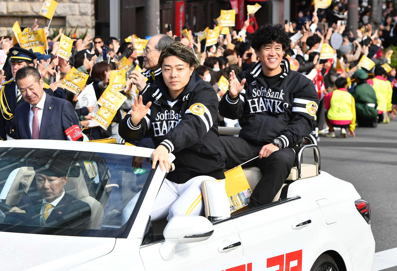 ソフトバンクの優勝祝賀パレードで手を振る、左から王球団会長、松本裕、城島CBO（撮影・岩下翔太）