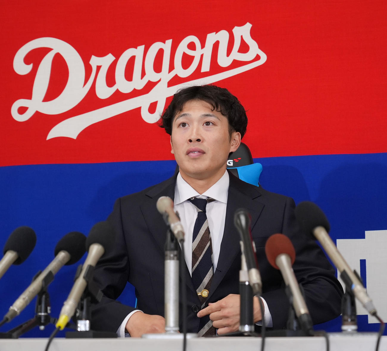契約交渉を終え会見する伊藤（撮影・森本幸一）