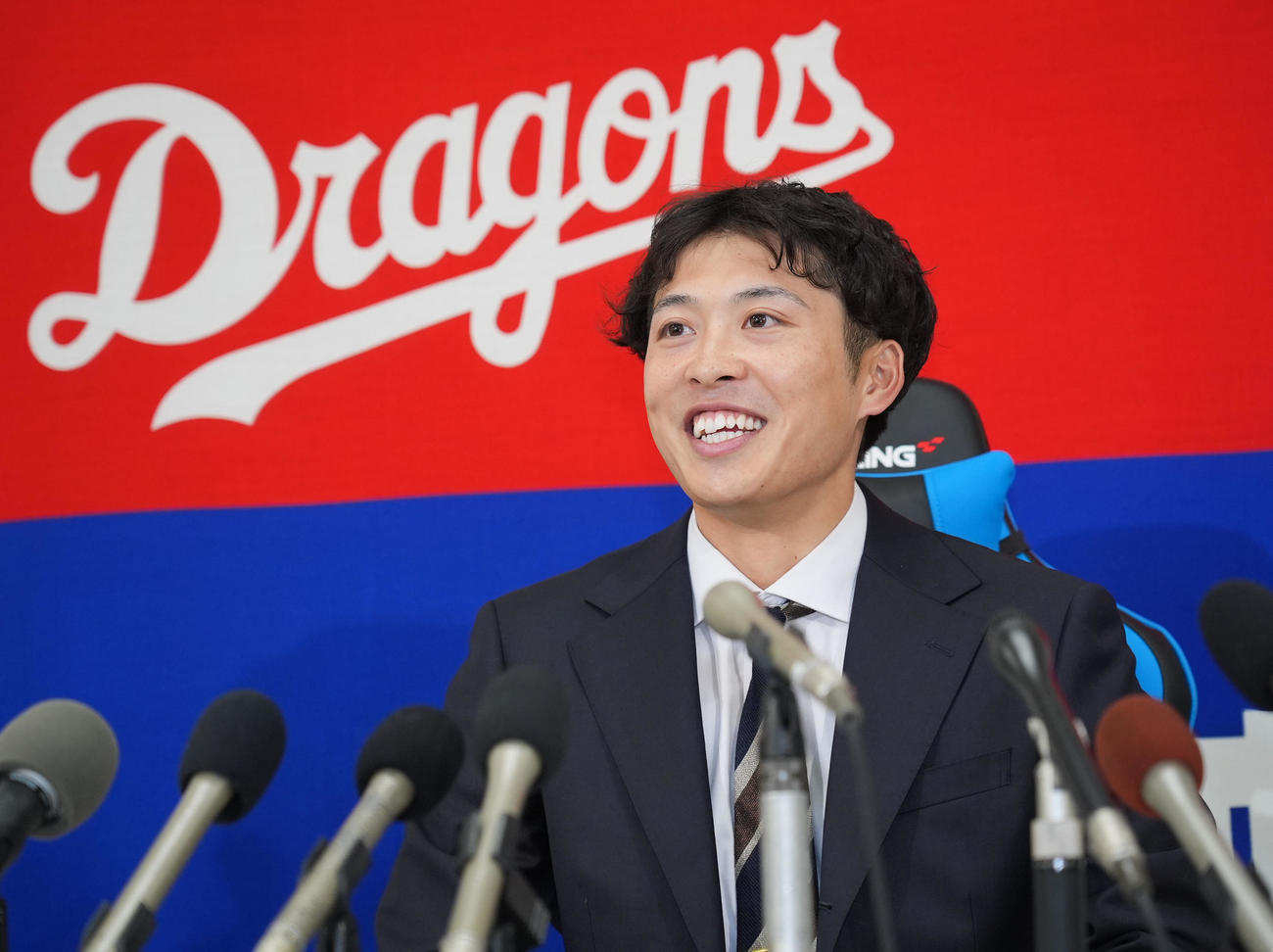 契約交渉を終え会見中、明るい表情を見せる伊藤（撮影・森本幸一）