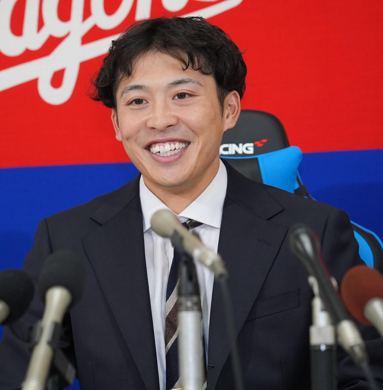 契約交渉を終え会見中、明るい表情を見せる伊藤（撮影・森本幸一）