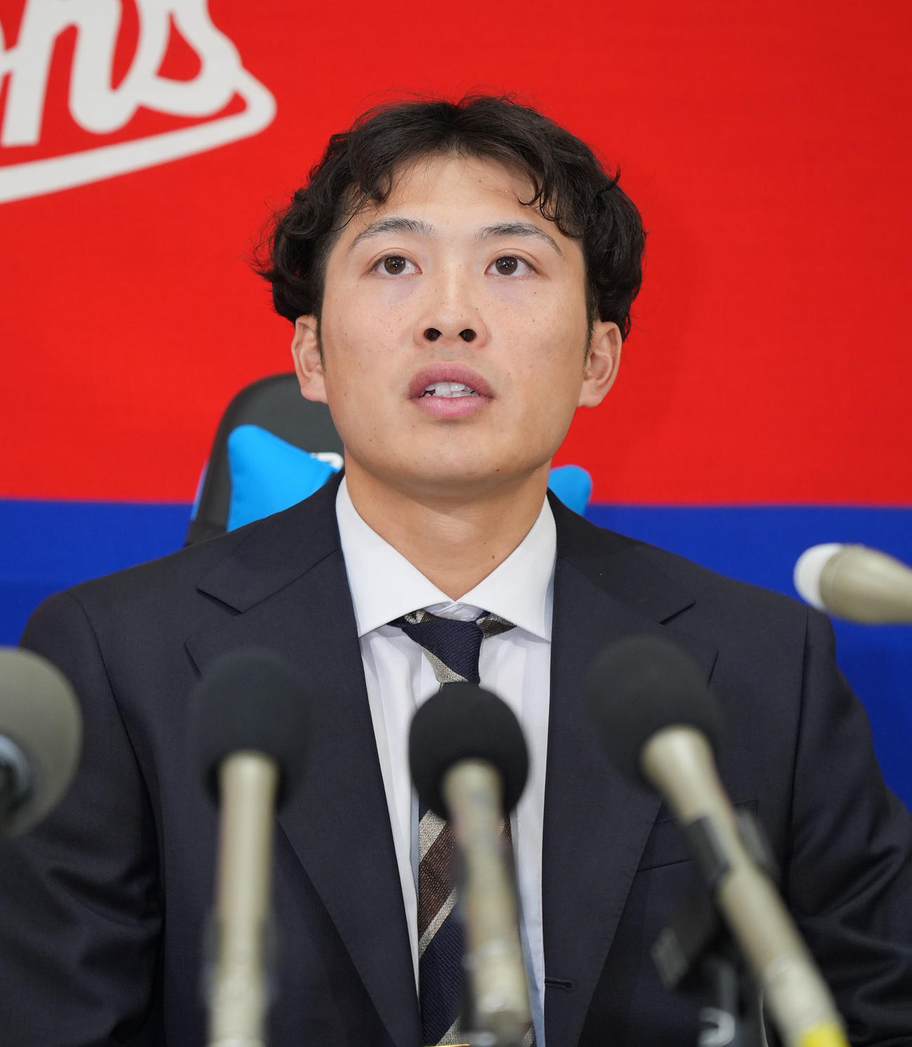 契約交渉を終え会見する伊藤（撮影・森本幸一）