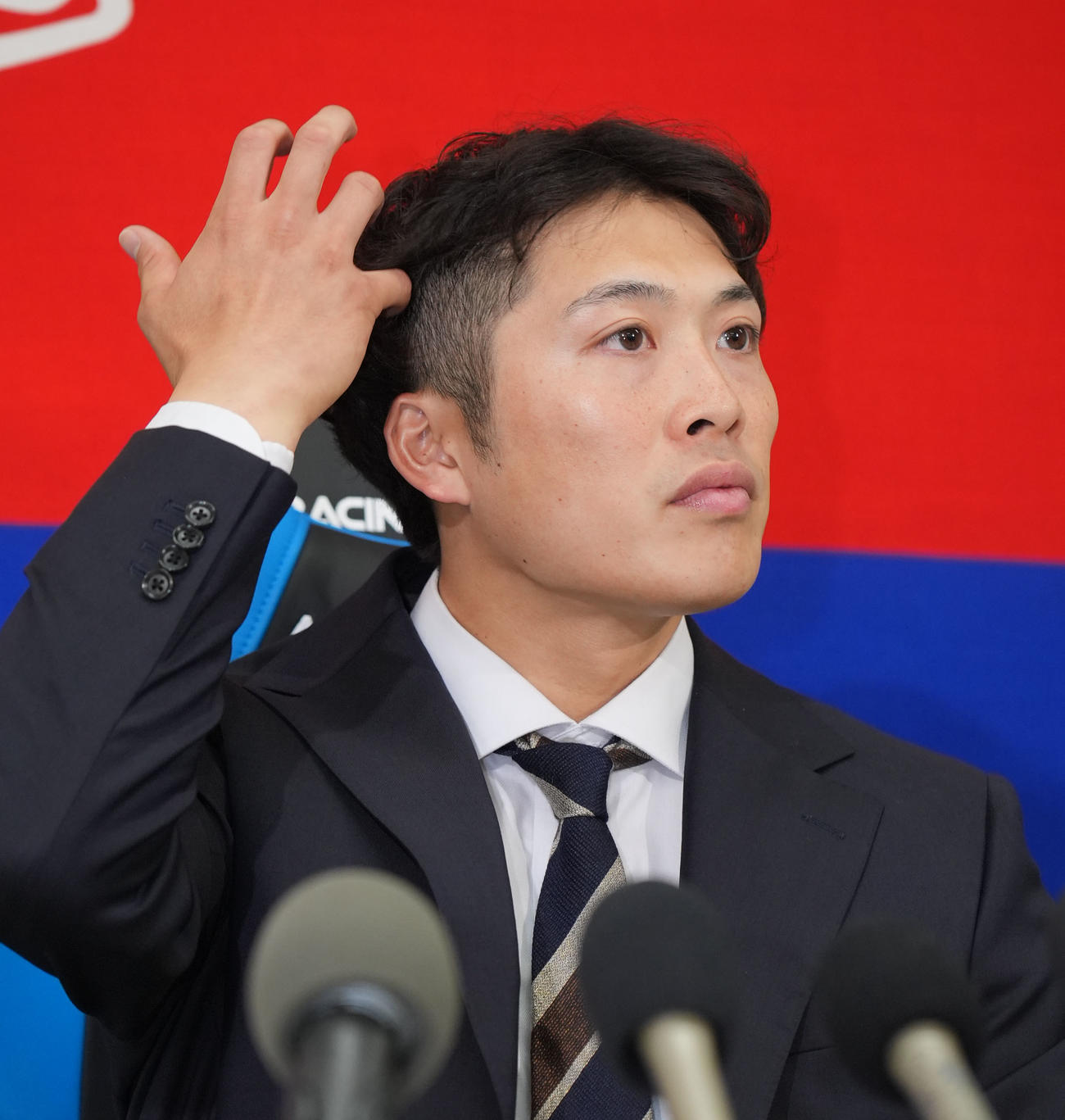 契約交渉を終え会見する伊藤（撮影・森本幸一）