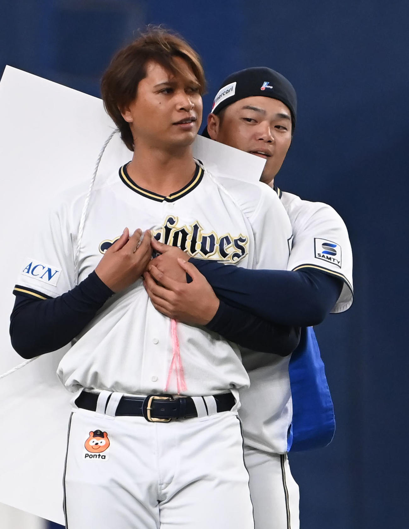 常熱のジャンボかるた大会で宇田川（左）に抱き着く富山（撮影・石井愛子）