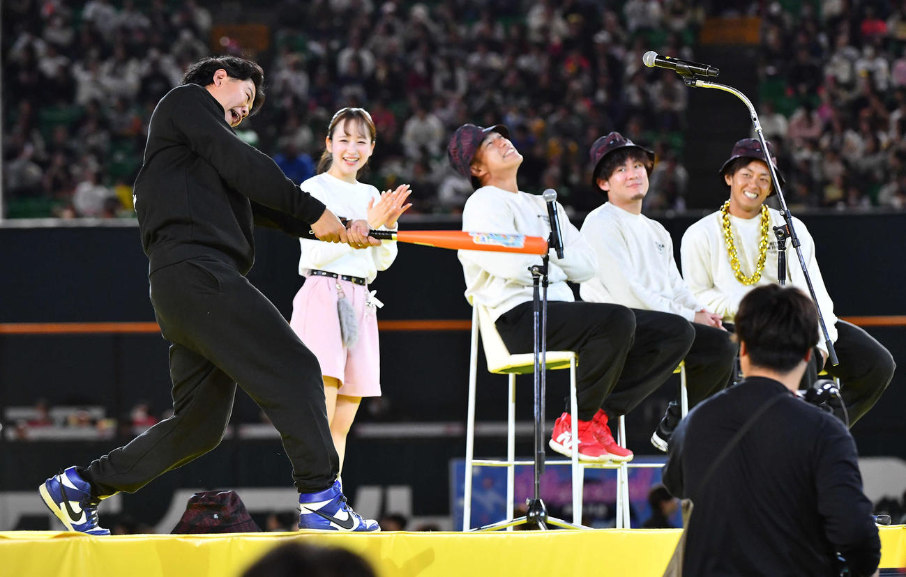 登場曲のイントロクイズで柳田（右から3人目）のものまねをするソフトバンク上茶谷（左端）。右端は今宮、同2人目は牧原大（撮影・岩下翔太）