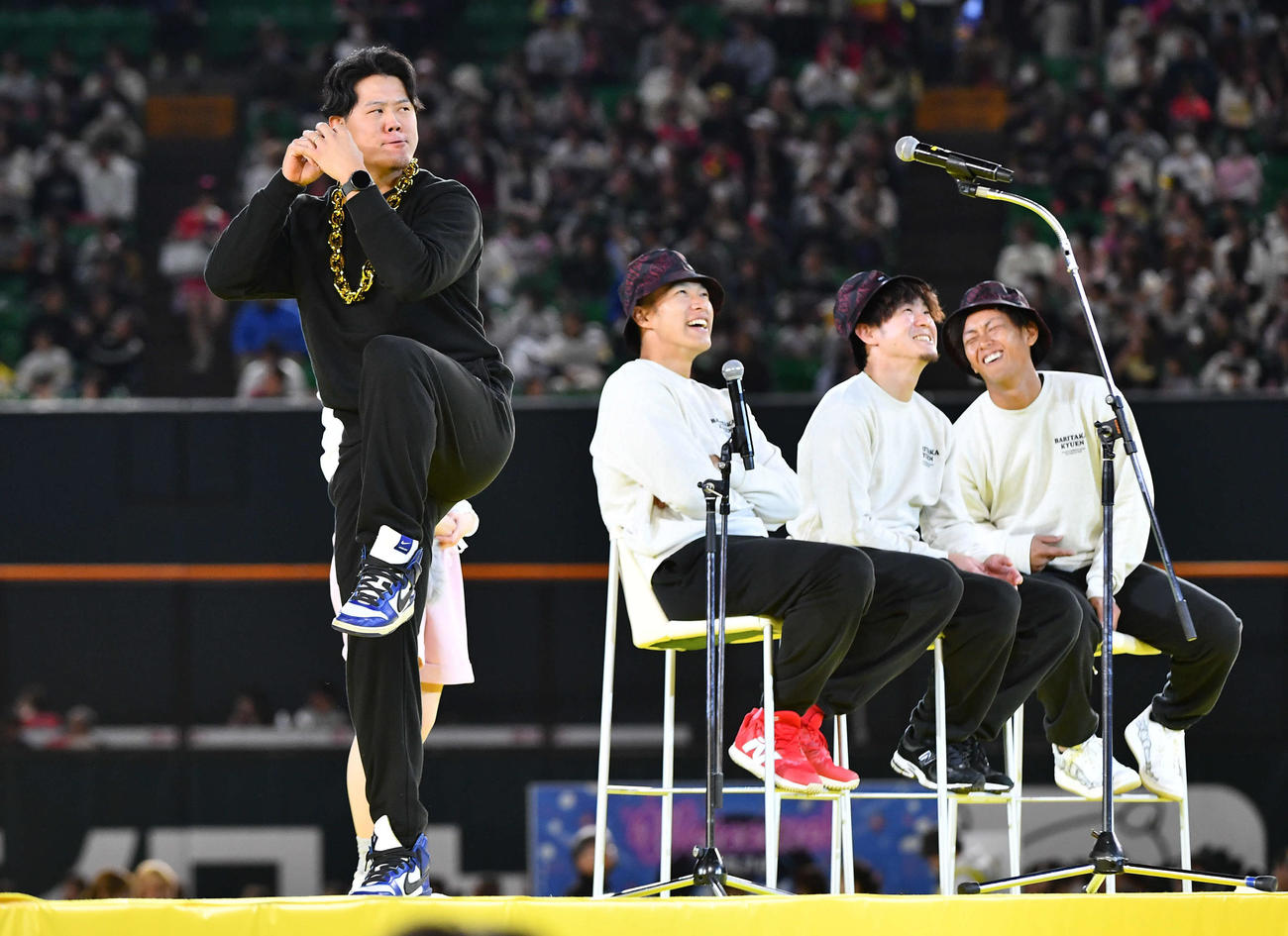 登場曲のイントロクイズで森唯斗氏のものまねをするソフトバンク上茶谷（撮影・岩下翔太）